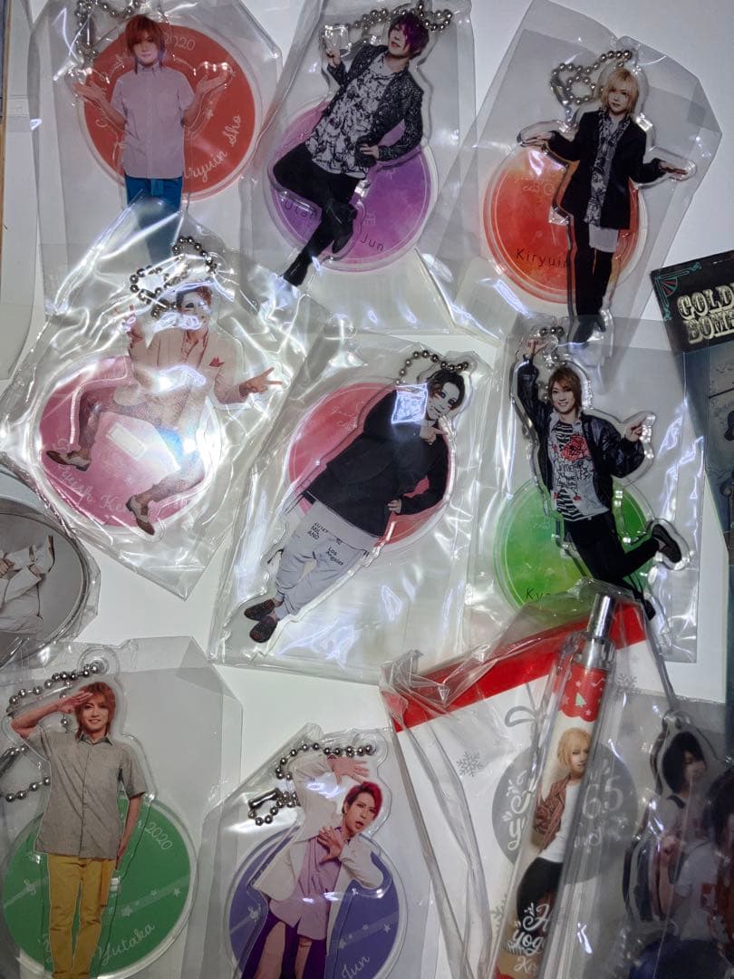 ゴールデンボンバー グッズたくさん大量セット バッジ アクスタ タオルなど