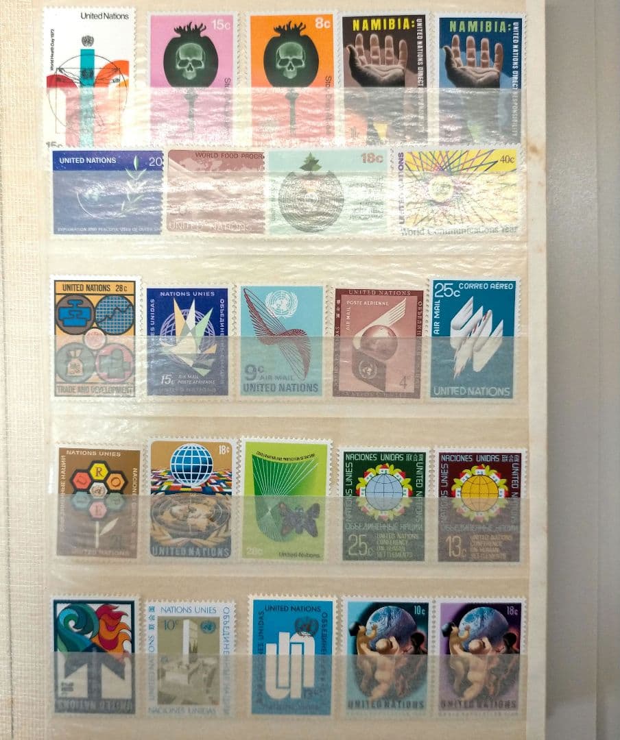 2253 外国切手 国連切手 大量まとめ16ぺ一ジ分全て未使用アルバム付き