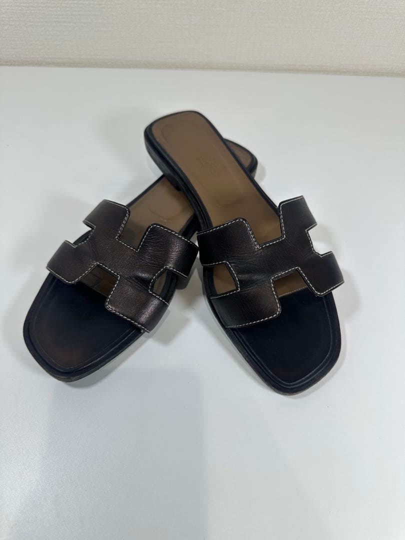 H ermes ブラックレザー風オープントゥサンダル