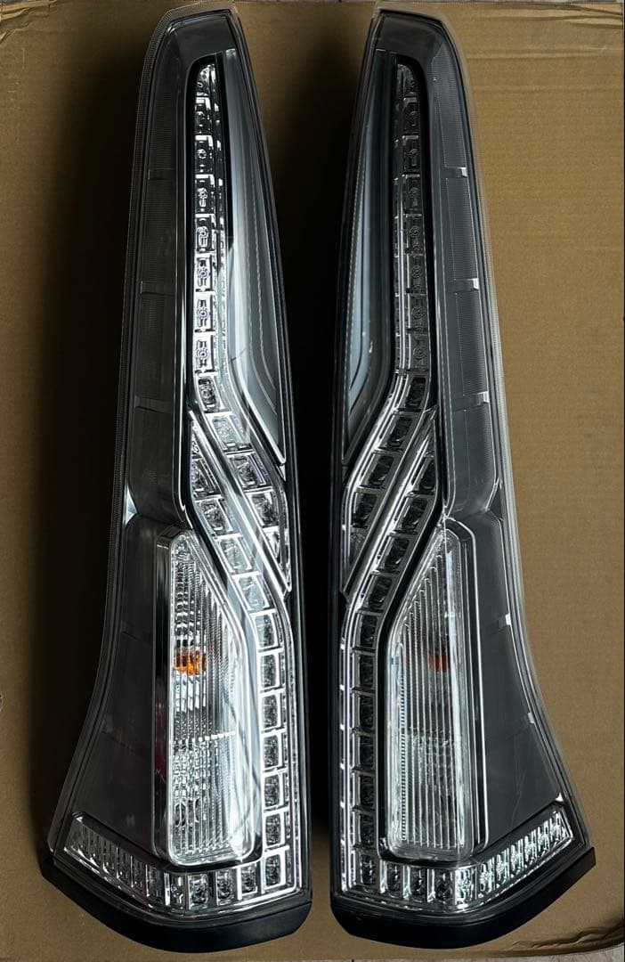 日産 セレナ C26 後期 純正テールランプ 左右セット 点灯確認済