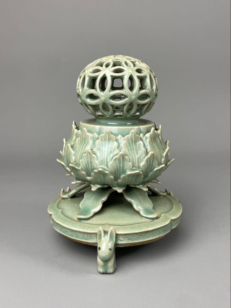 韓国人間国宝 柳海剛 共箱付 高麗 兎脚 三足香炉 青磁 透彫七宝文高麗翡色