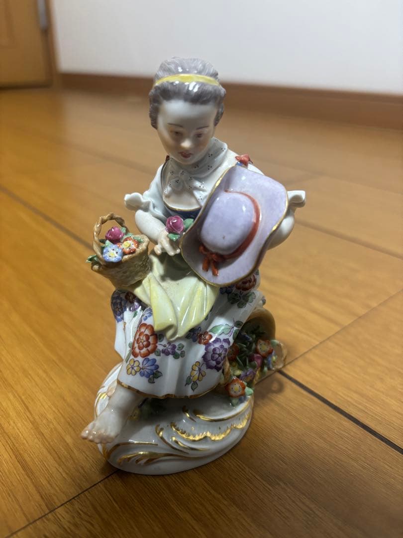 マイセン 花かごを持つ女性