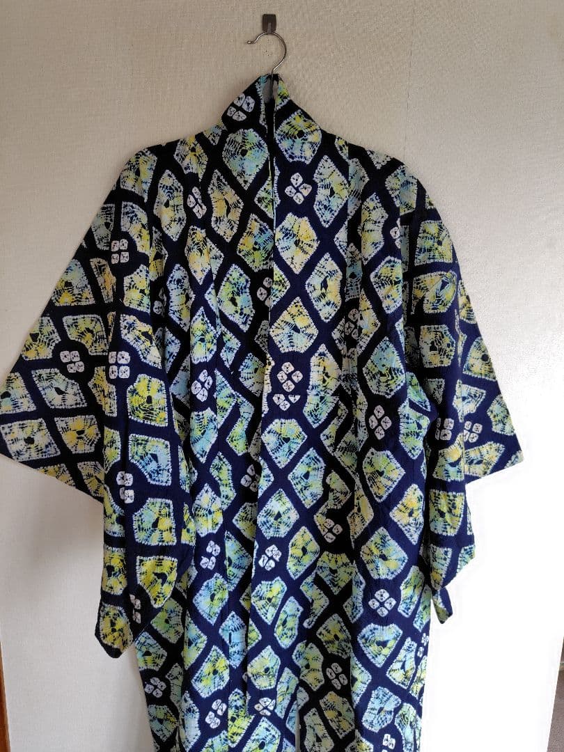 幾何学模様　手縫いで絞り風　ろうけつ染め紺地に緑、黄緑、黃、白の柄です