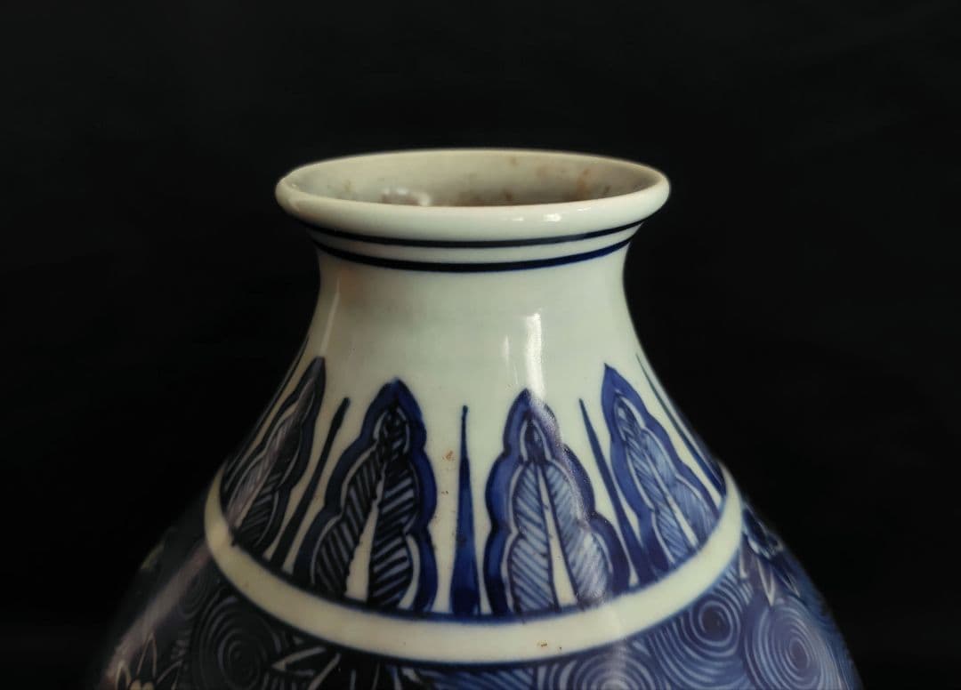 雅雨堂製　染付　壺『神獣・珍獣』高さ約30cm　渦巻文様　花入　花瓶