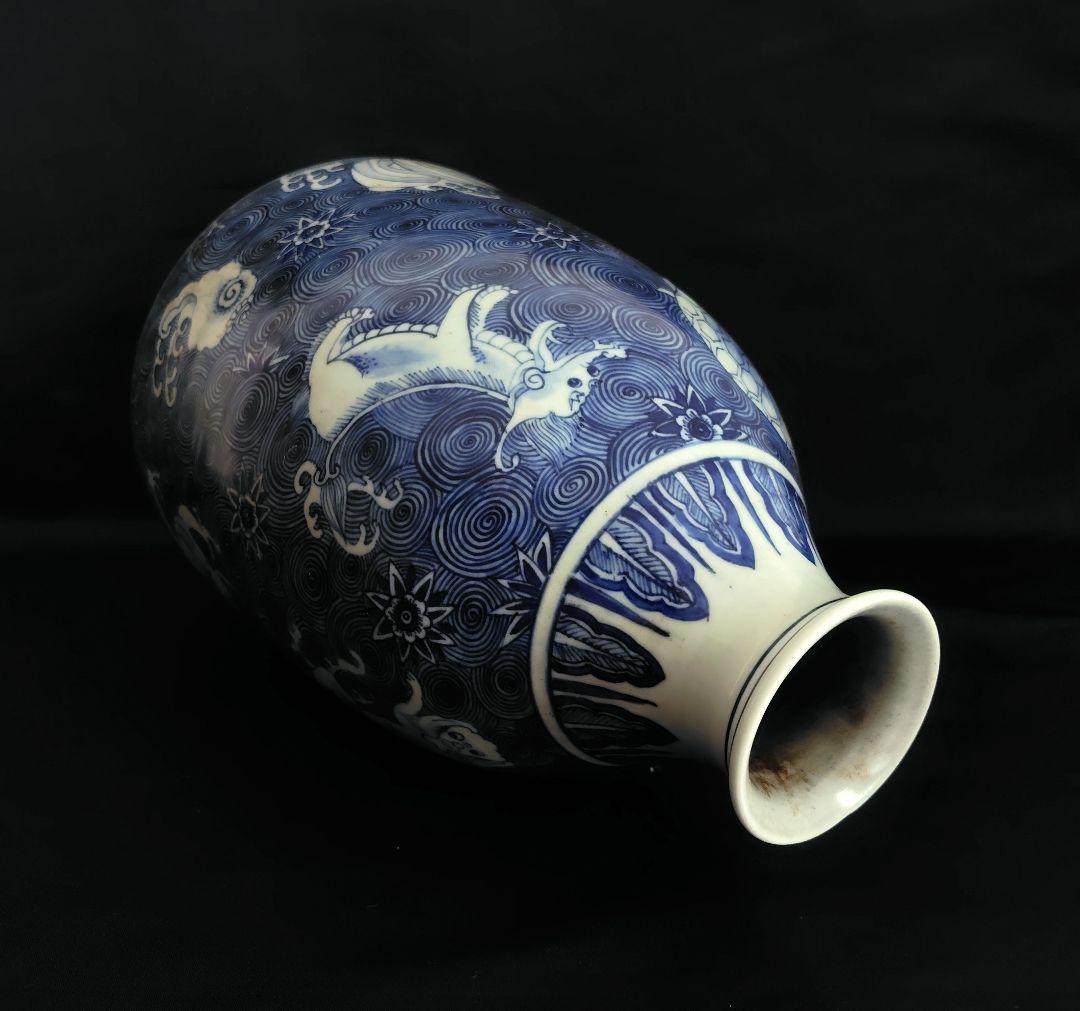 雅雨堂製　染付　壺『神獣・珍獣』高さ約30cm　渦巻文様　花入　花瓶