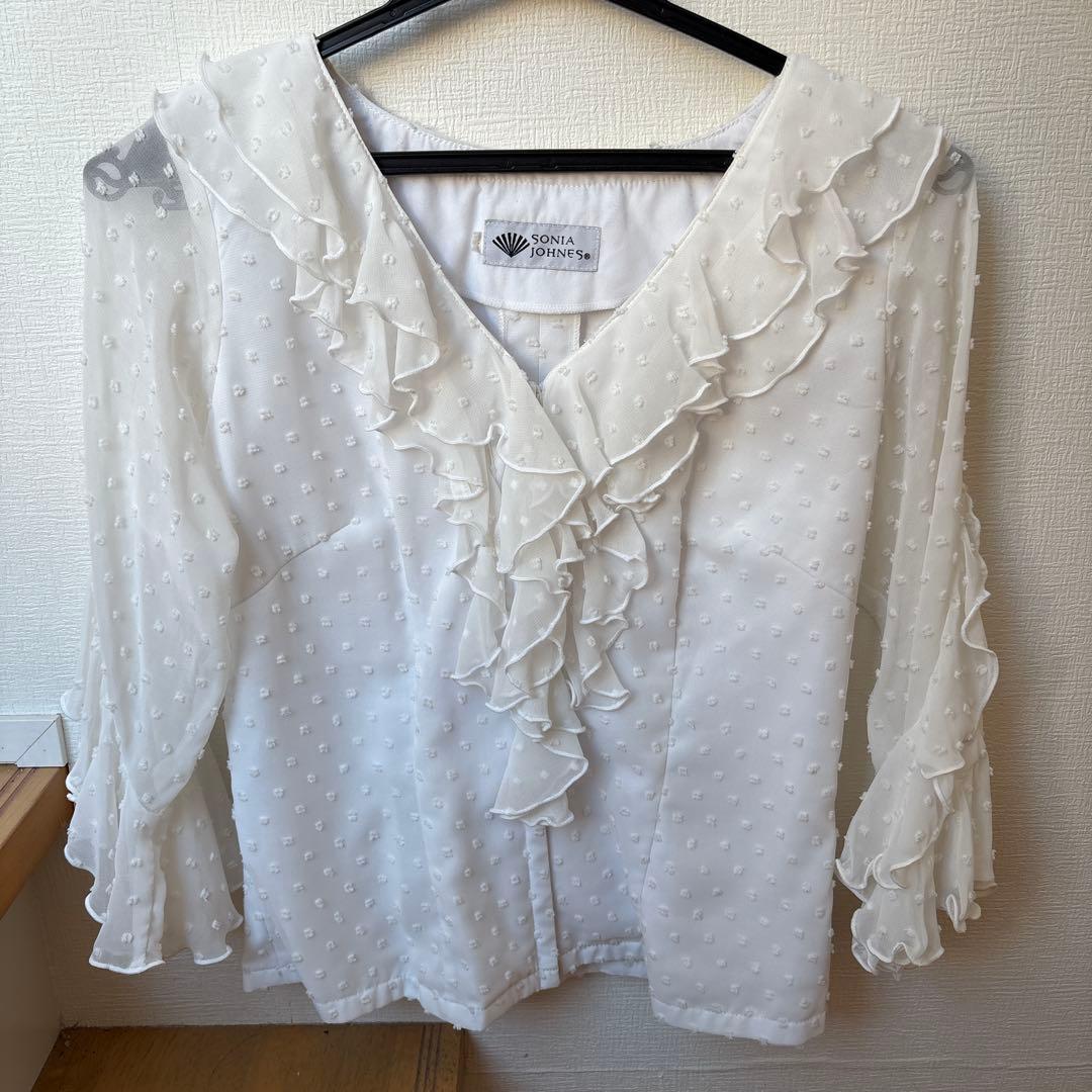 ソニアジョーンズ　フリル付きホワイトブラウス