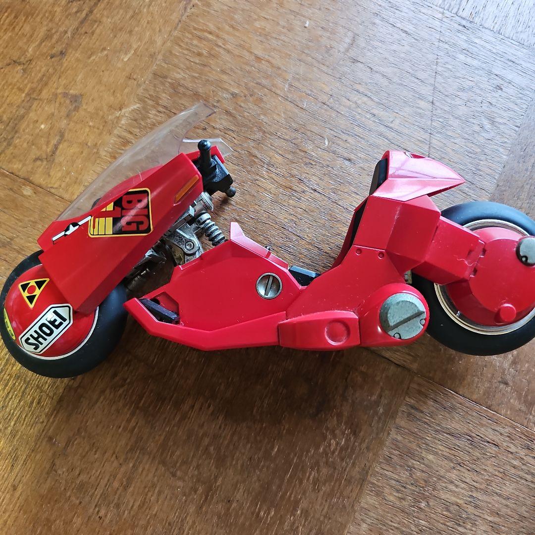 AKIRA カネダのバイク フィギュア付き