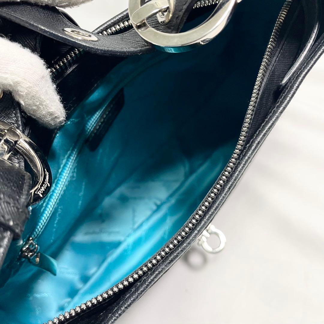 サルヴァトーレフェラガモ ガンチーニ 金具 ワンショルダー 大容量 多機能 黒