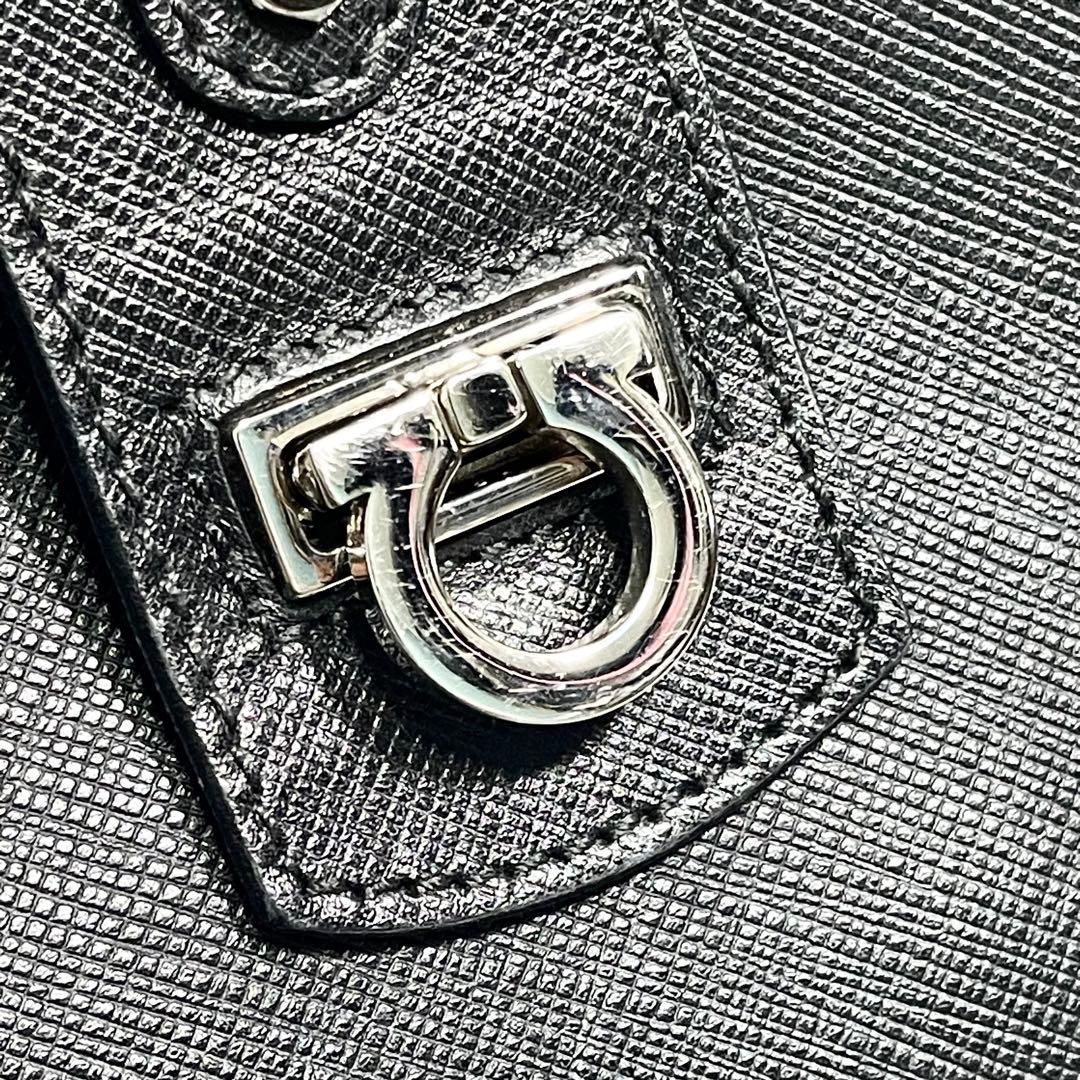 サルヴァトーレフェラガモ ガンチーニ 金具 ワンショルダー 大容量 多機能 黒