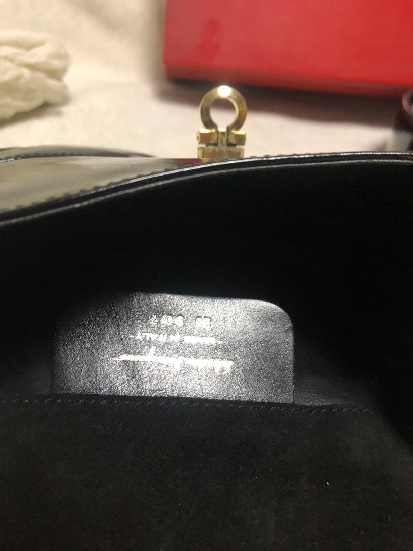 Salvatore ferragamo ガンチー二エナメルウエストポーチ。