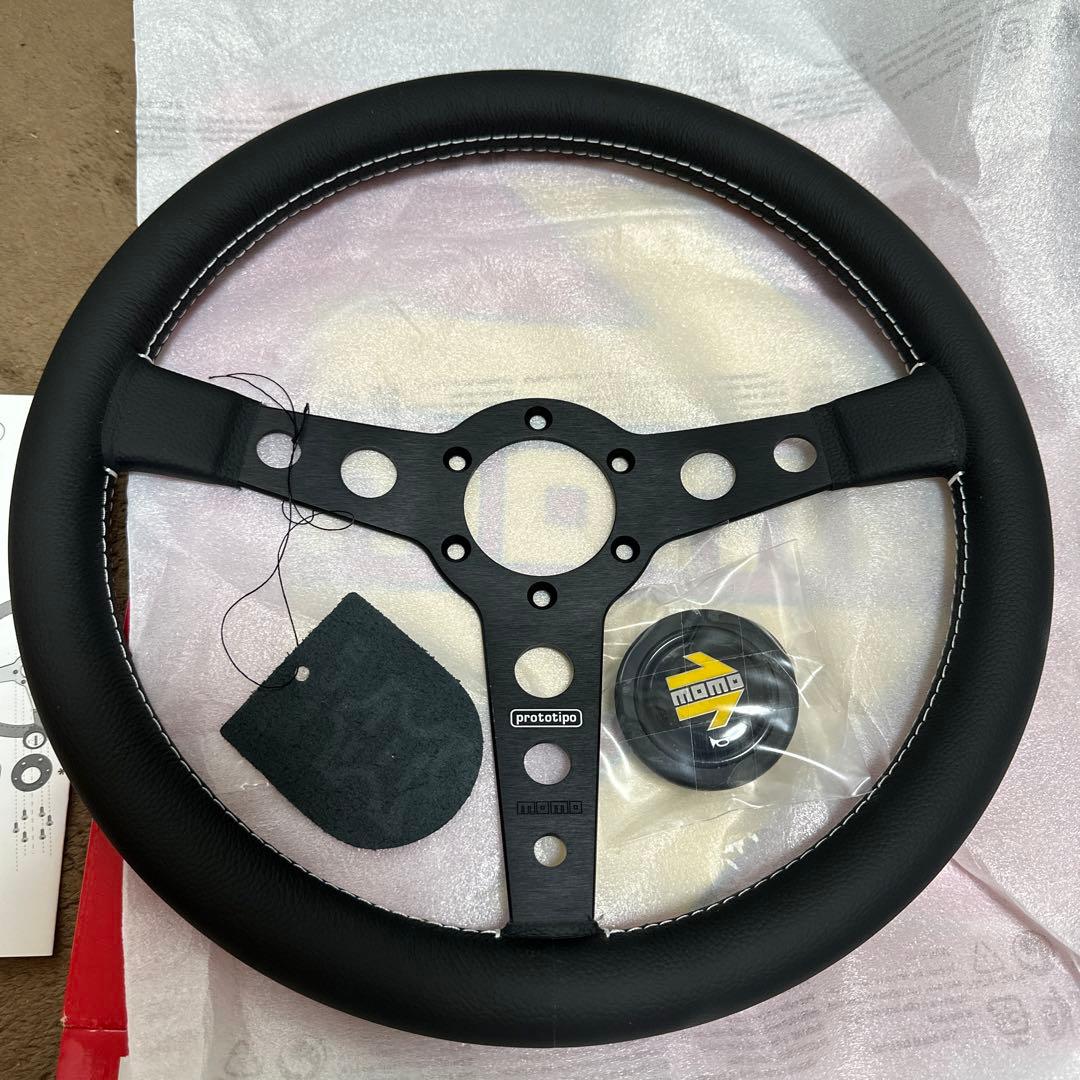 正規輸入品　MOMOプロトタイプ ステアリングBK/BK350mm新品未使用