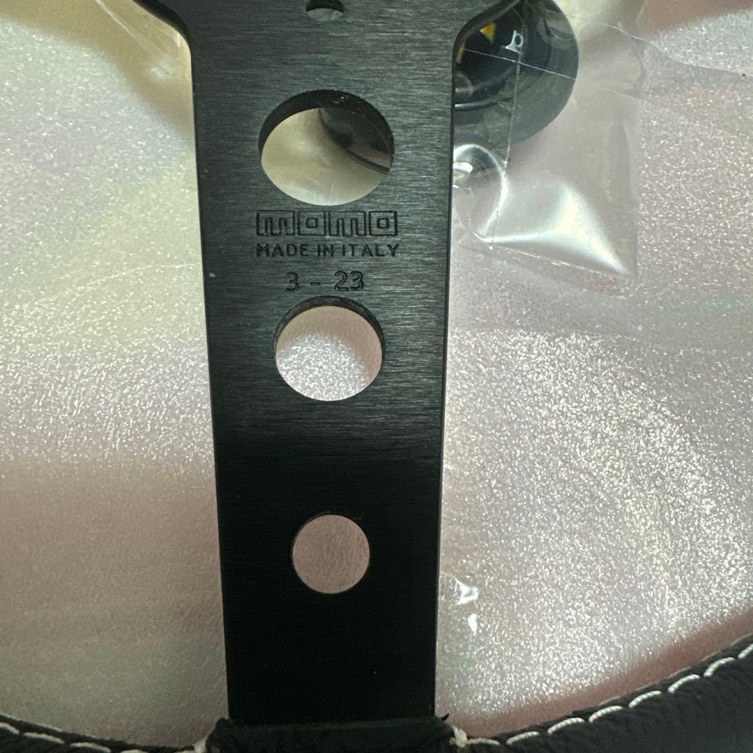 正規輸入品　MOMOプロトタイプ ステアリングBK/BK350mm新品未使用