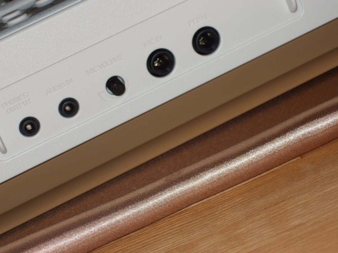 CASIO LK-526 電子ピアノ・キーボード ルーチェ 光ナビ 送料込み