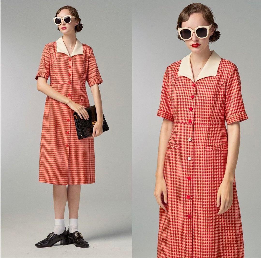 tnewties メニュー表で顔を隠している オープンカラー チェックワンピース