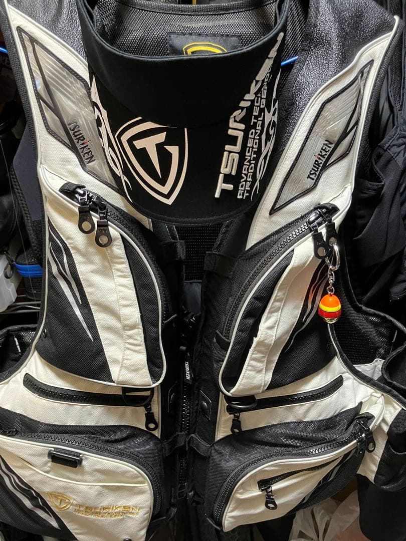 TSURIKEN フィッシングベスト・サンバイザー ホワイト／ブラック