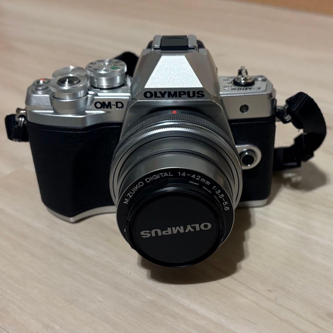 OLYMPUS E-M10 Mark IIIミラーレス一眼
