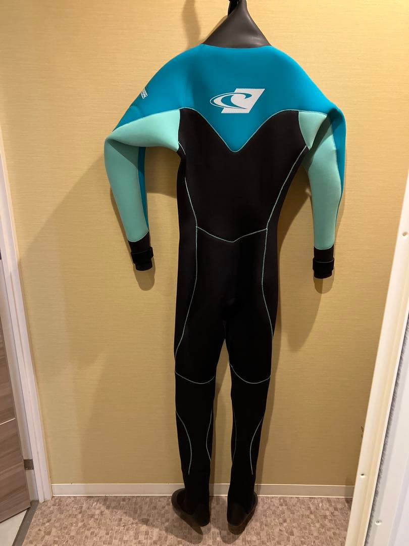 女性用オニールドライスーツ3ミリ新品