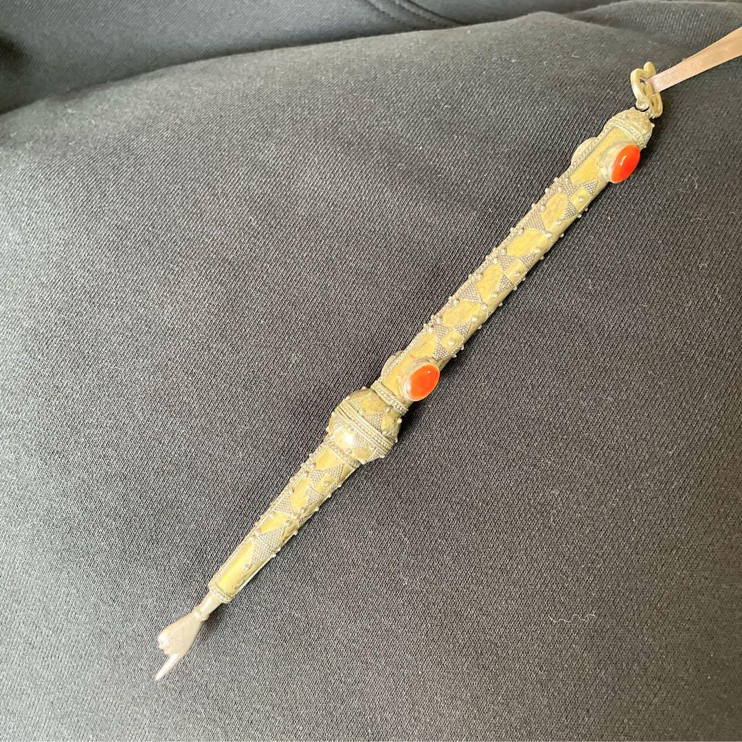 トルクメニスタン トルクメン 装飾品 経典などを指す道具