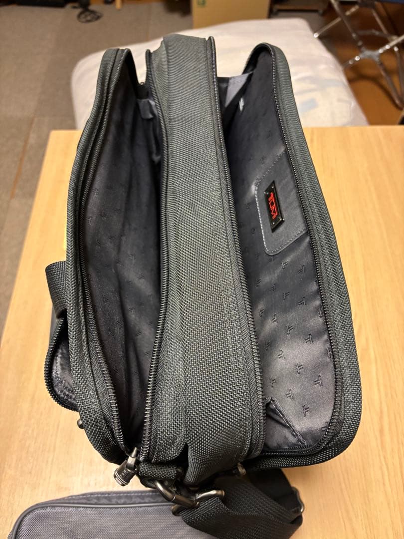 TUMI ブラック ショルダーバッグ ポーチ付き