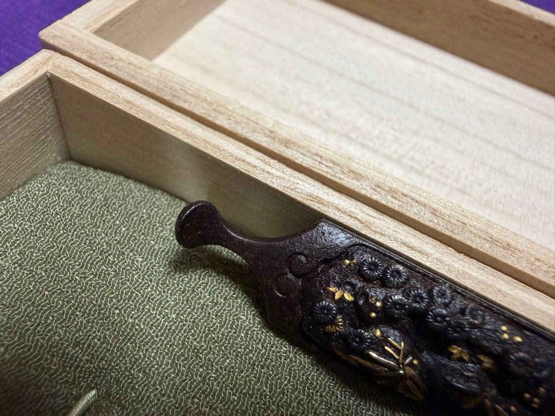 無銘　鉄元堂派　鉄地金銀象嵌　笄　桃園三傑図　出来抜群（刀装具目貫小柄小刀鍔鐔拵