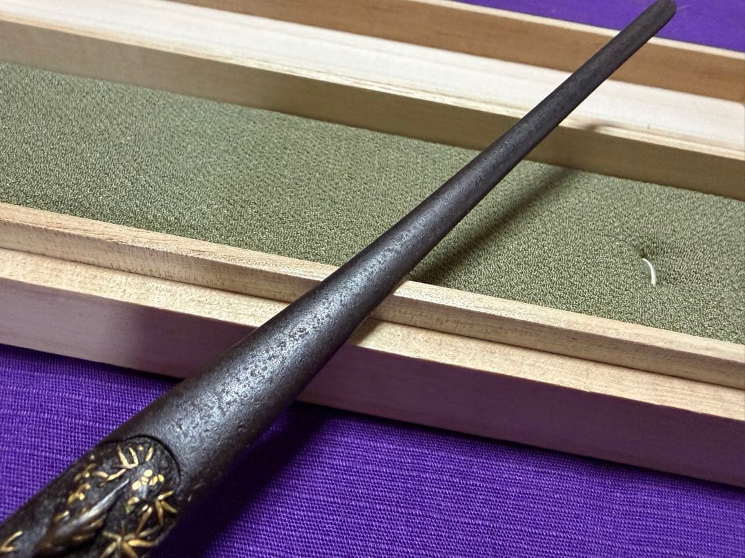 無銘　鉄元堂派　鉄地金銀象嵌　笄　桃園三傑図　出来抜群（刀装具目貫小柄小刀鍔鐔拵