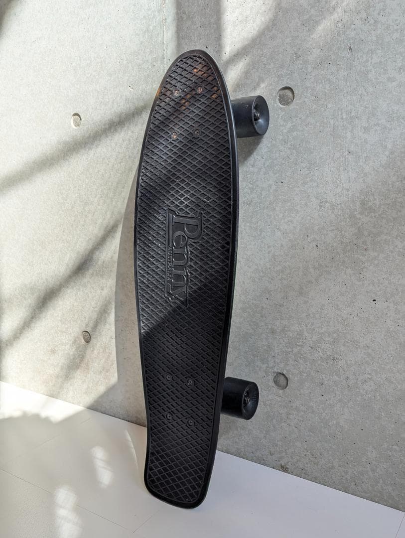 Penny Nickel 27インチ ブラックアウト スケートボード（ペニー）