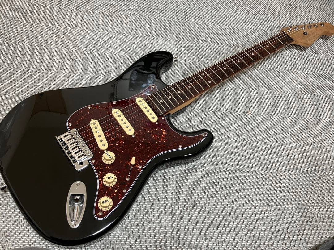 Tiki　エレキギター　ストラト　黒ボディ×鼈甲ピックガード