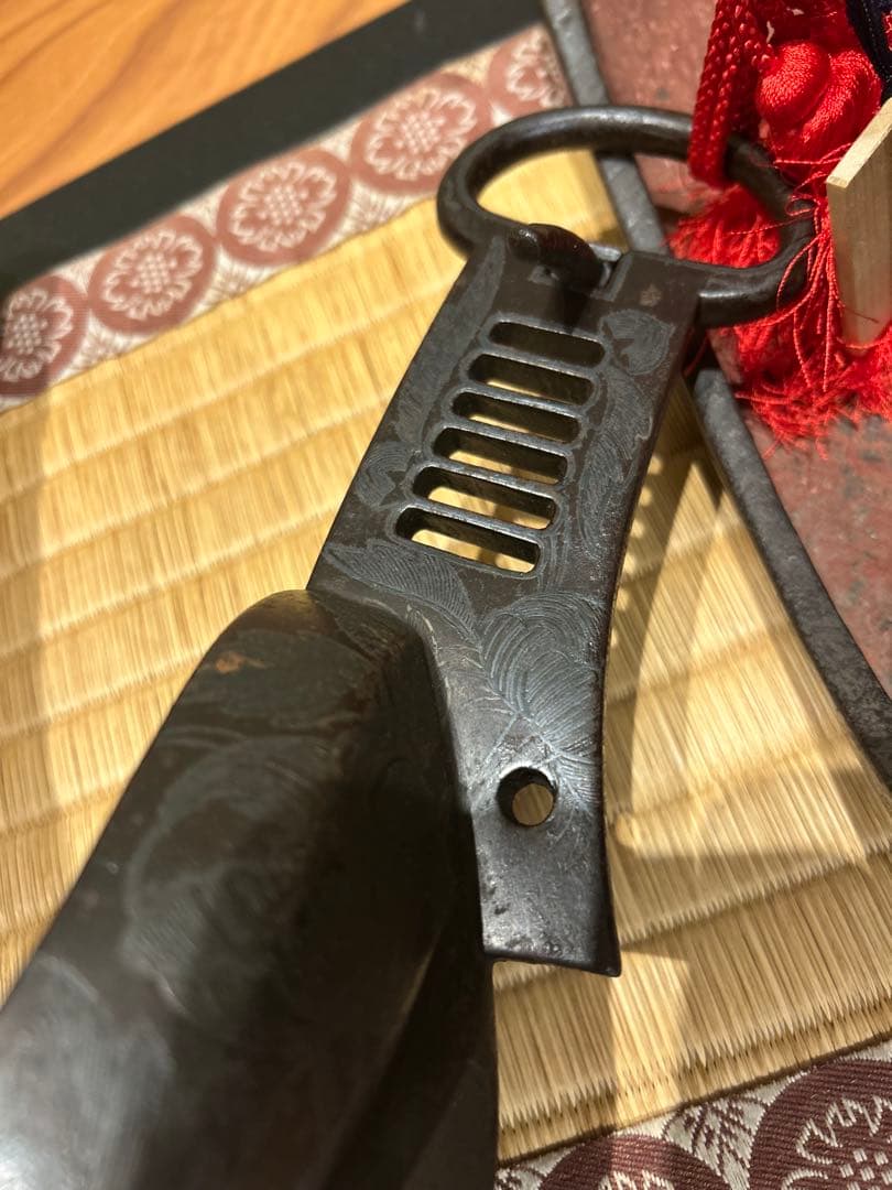 鎧あぶみ　銀象嵌伝統的な日本の鉄製置物