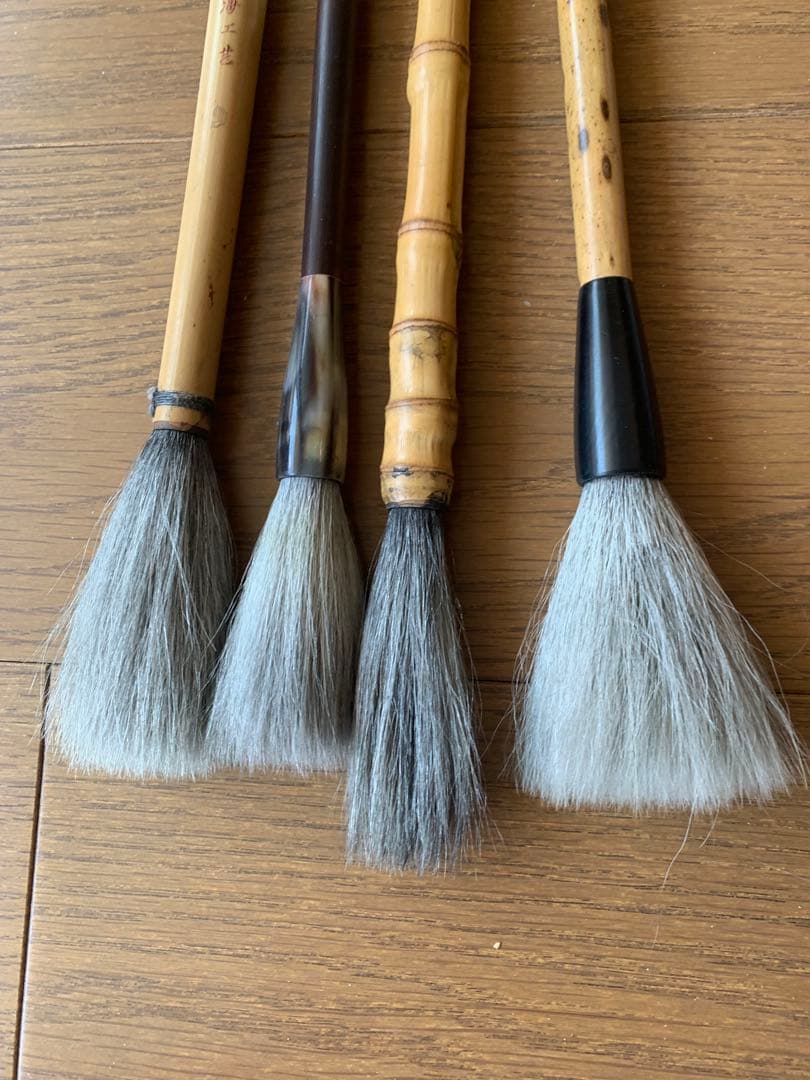 使用中の羊毛筆4本