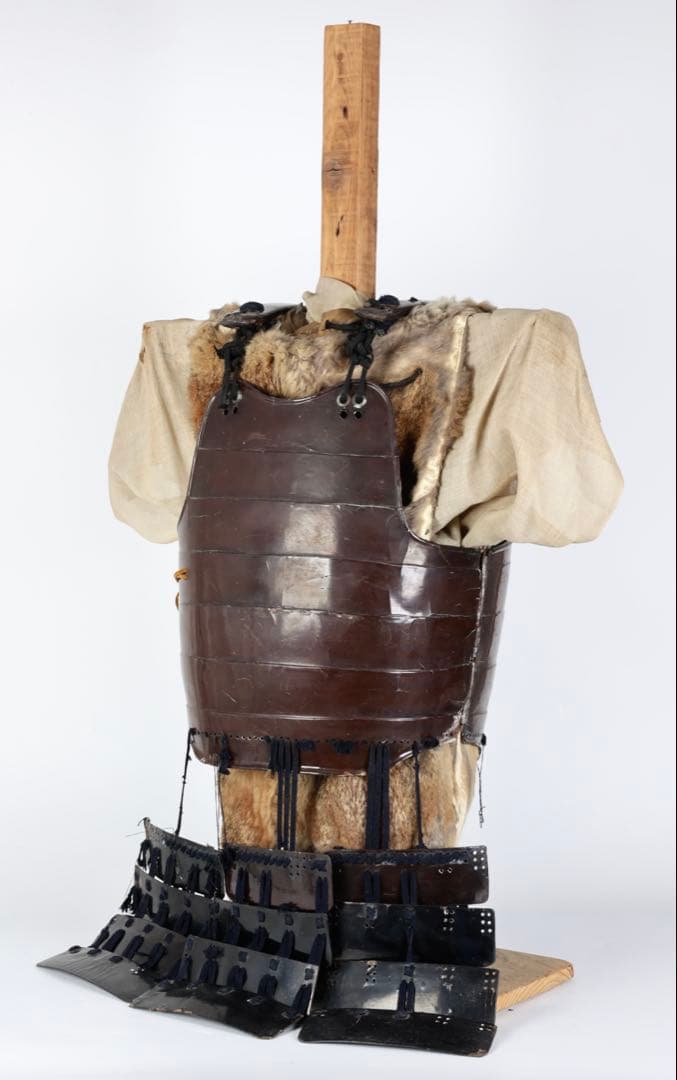 【江戸期】漆塗横剥二枚胴 毛皮羽織 草摺甲冑 鎧 武士具 時代武具 古美術 骨董