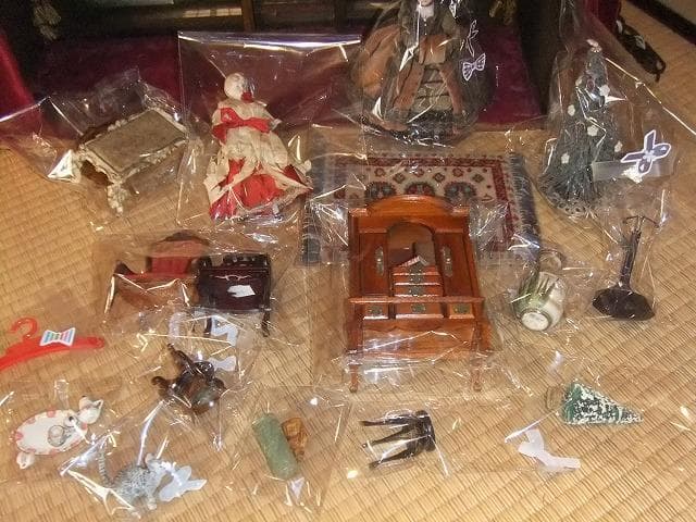 ビクトリアン人形と家具セット　ドールハウス　灯りも点きます