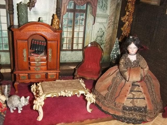 ビクトリアン人形と家具セット　ドールハウス　灯りも点きます