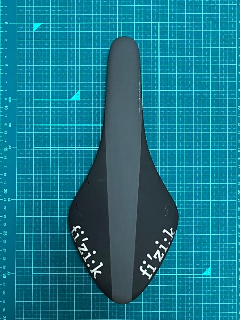 フィジーク　アリオネR3サドル ブラック【美品】