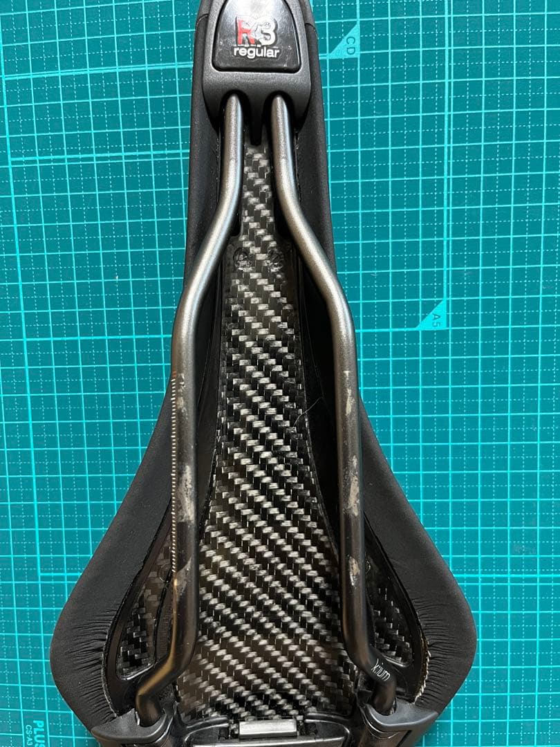 フィジーク　アリオネR3サドル ブラック【美品】