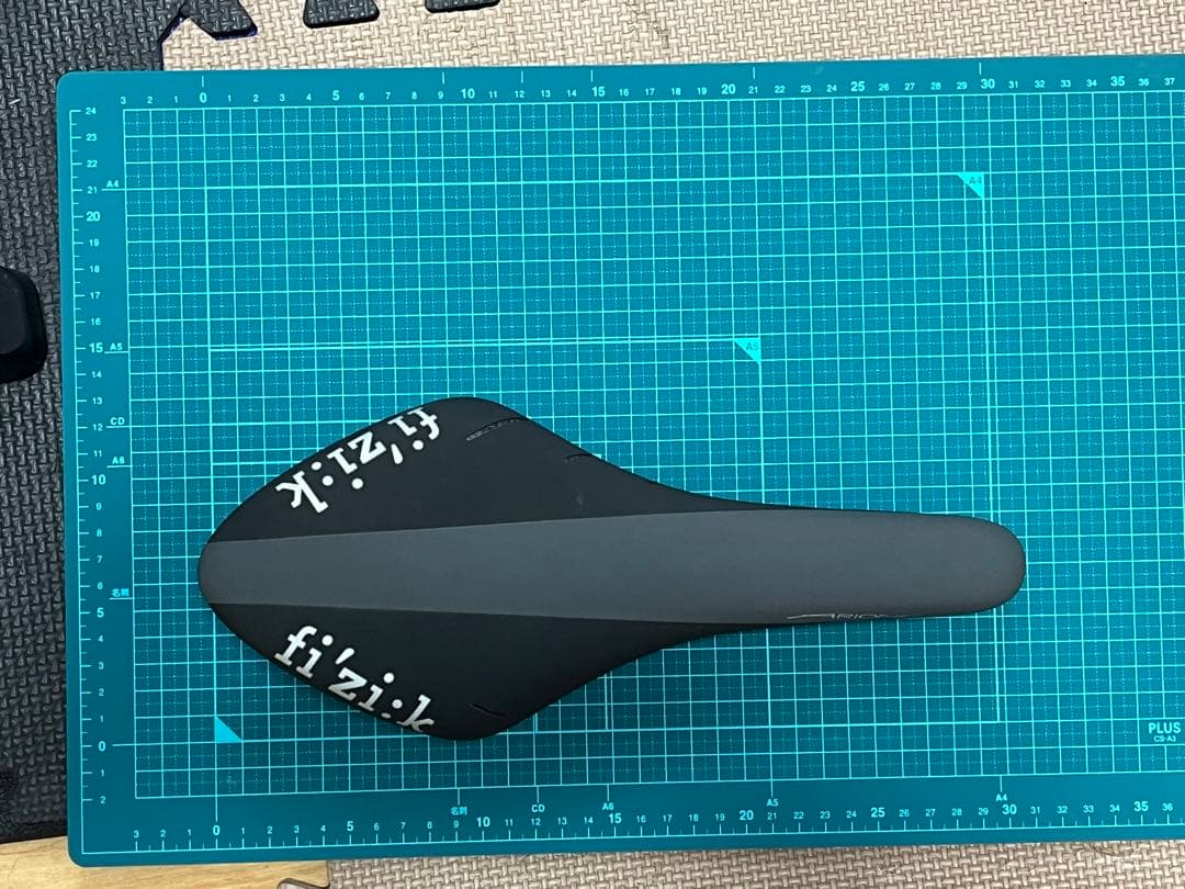 フィジーク　アリオネR3サドル ブラック【美品】