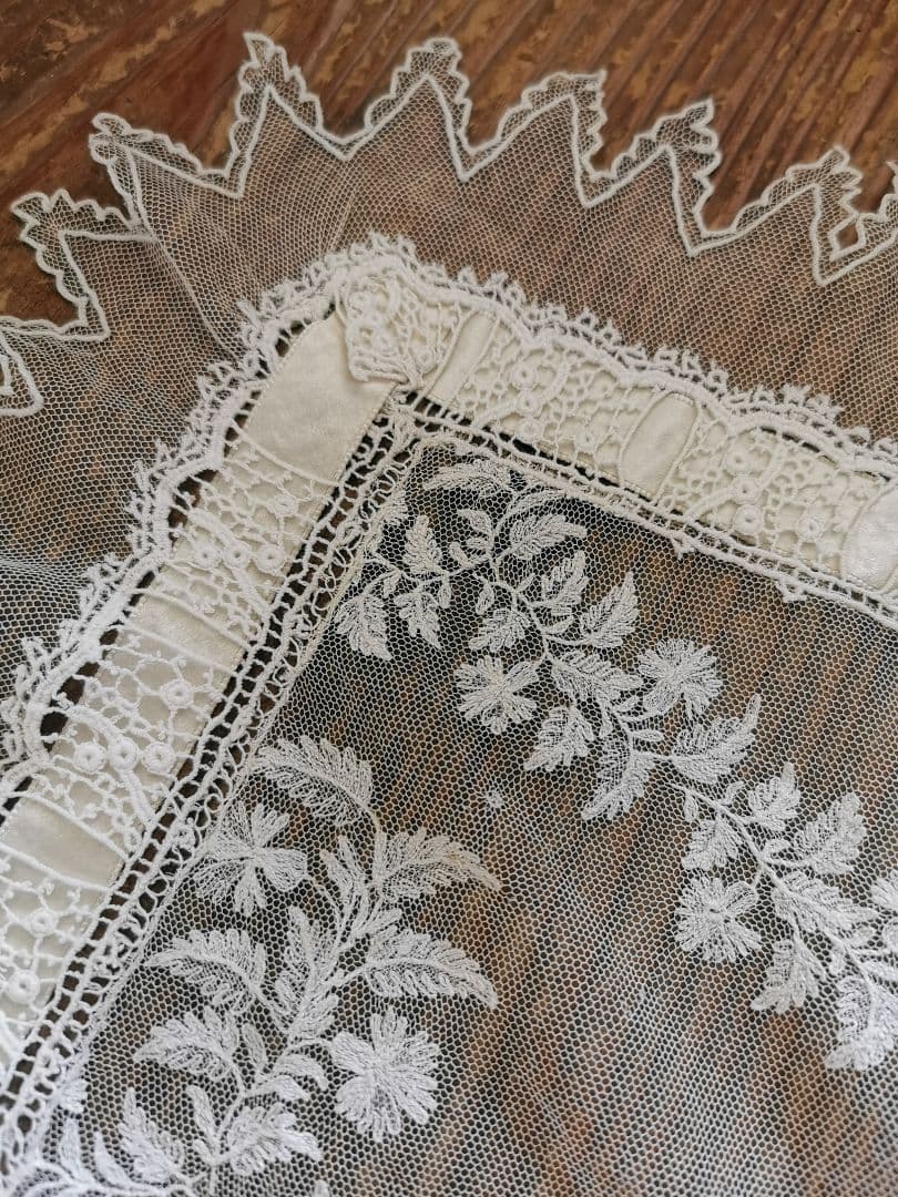 追加画像✵アンティークフランス シルクリボン＆スカラップレース 花刺繍ドイリー