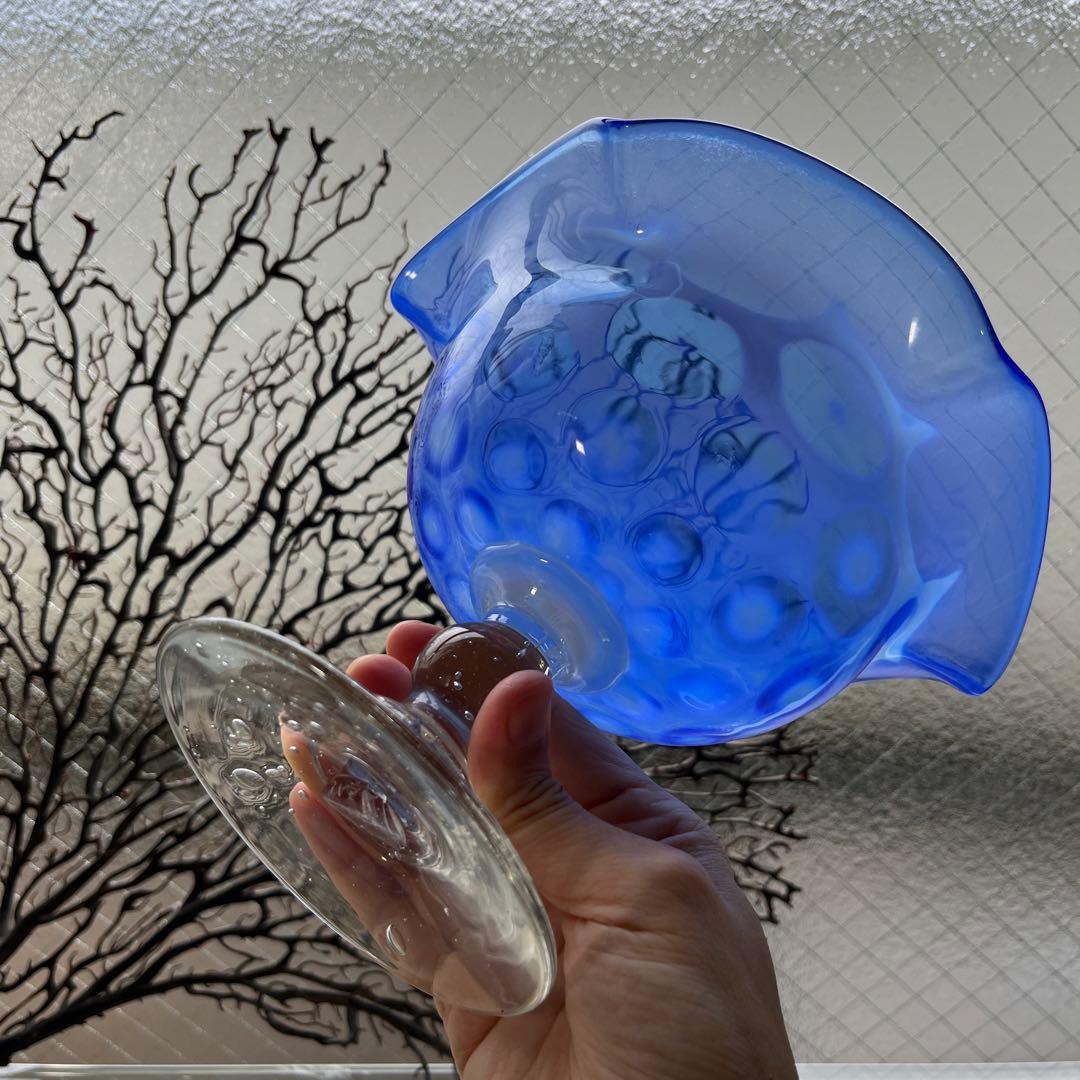 骨董　時代ガラス　希少　瑠璃色　乳白色　亀甲紋模様　フリル　コンポート　ウラン