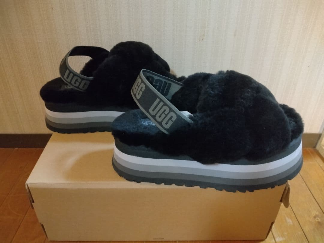 ゆ*ま様 【美品】UGG ディスコ ノット スライド 厚底サンダル ブラック 2