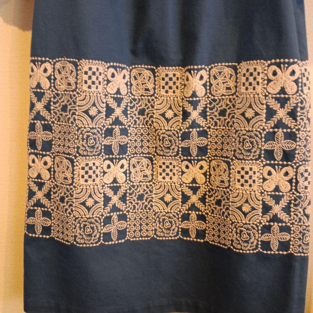 刺繍入り青の七分袖ひざ丈ワンピース