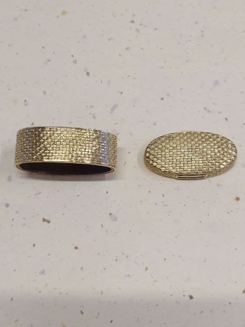 縁頭、銅地台に金着せ布目模様、