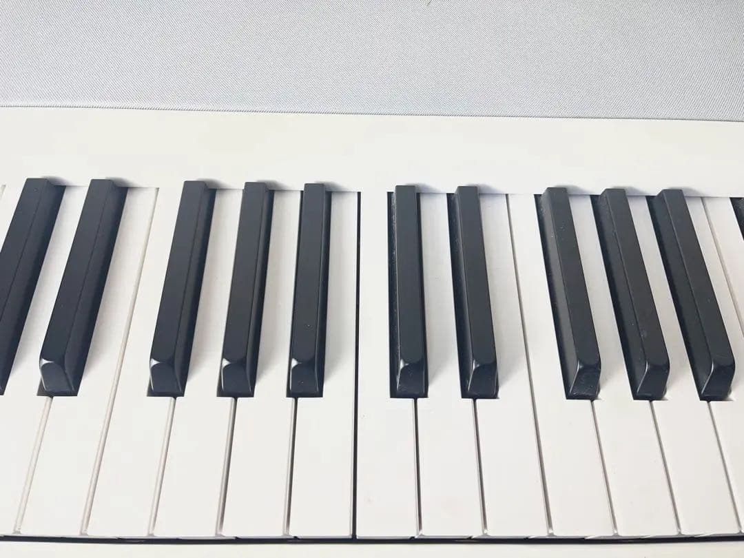 KORG B2 88鍵電子ピアノ 白 2021年製 （譜面台・ヘッドホン付）