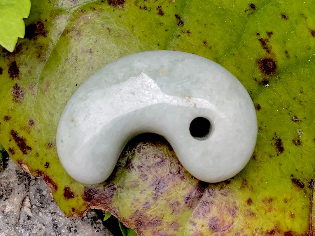 鑑定機関鑑別書付で9800円‼️ 糸魚川翡翠勾玉ジェダイト　特別安価の1点です‼️