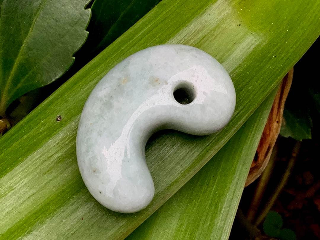 鑑定機関鑑別書付で9800円‼️ 糸魚川翡翠勾玉ジェダイト　特別安価の1点です‼️