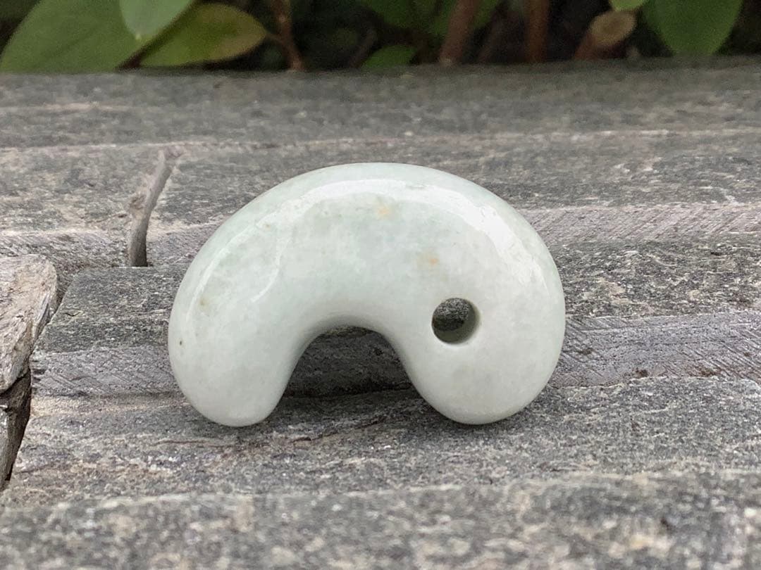 鑑定機関鑑別書付で9800円‼️ 糸魚川翡翠勾玉ジェダイト　特別安価の1点です‼️