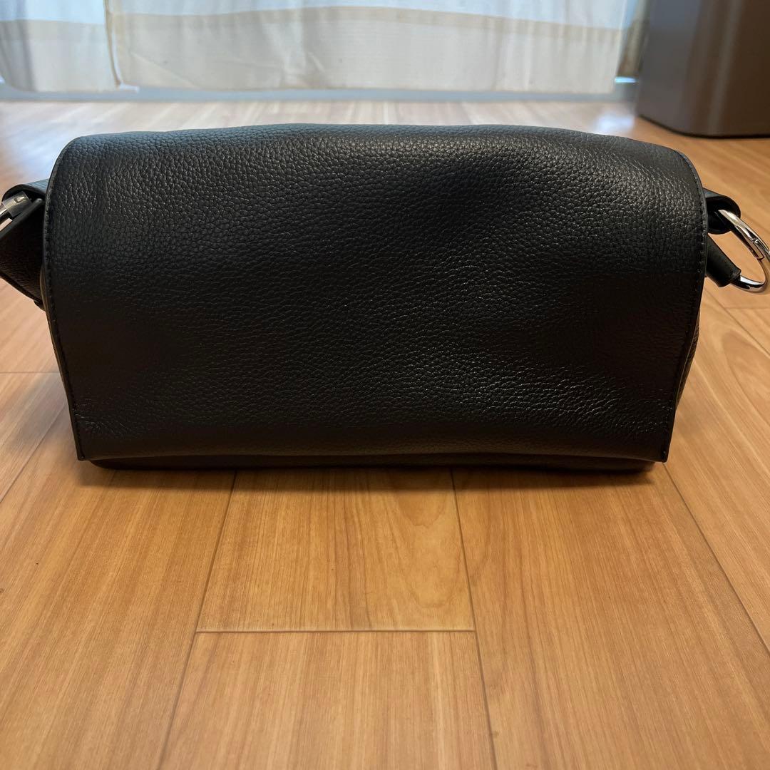 黒 レザー ボディバッグ ジッパーポケット付き