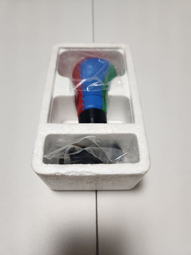 MOMO(イタリア製)のベネトンカラーのステアリングとシフトノブ及びホーンボタン