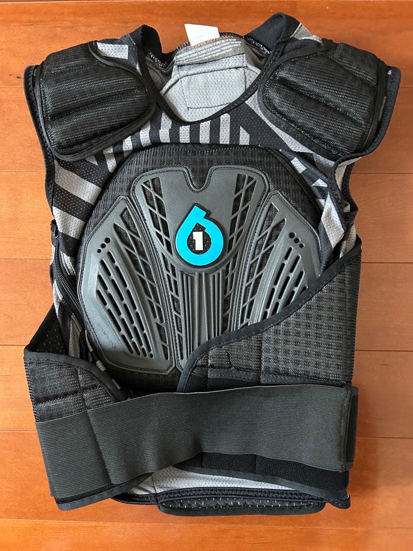 新品未使用 SIXSIXONE プロテクター　ダウンヒル　DH