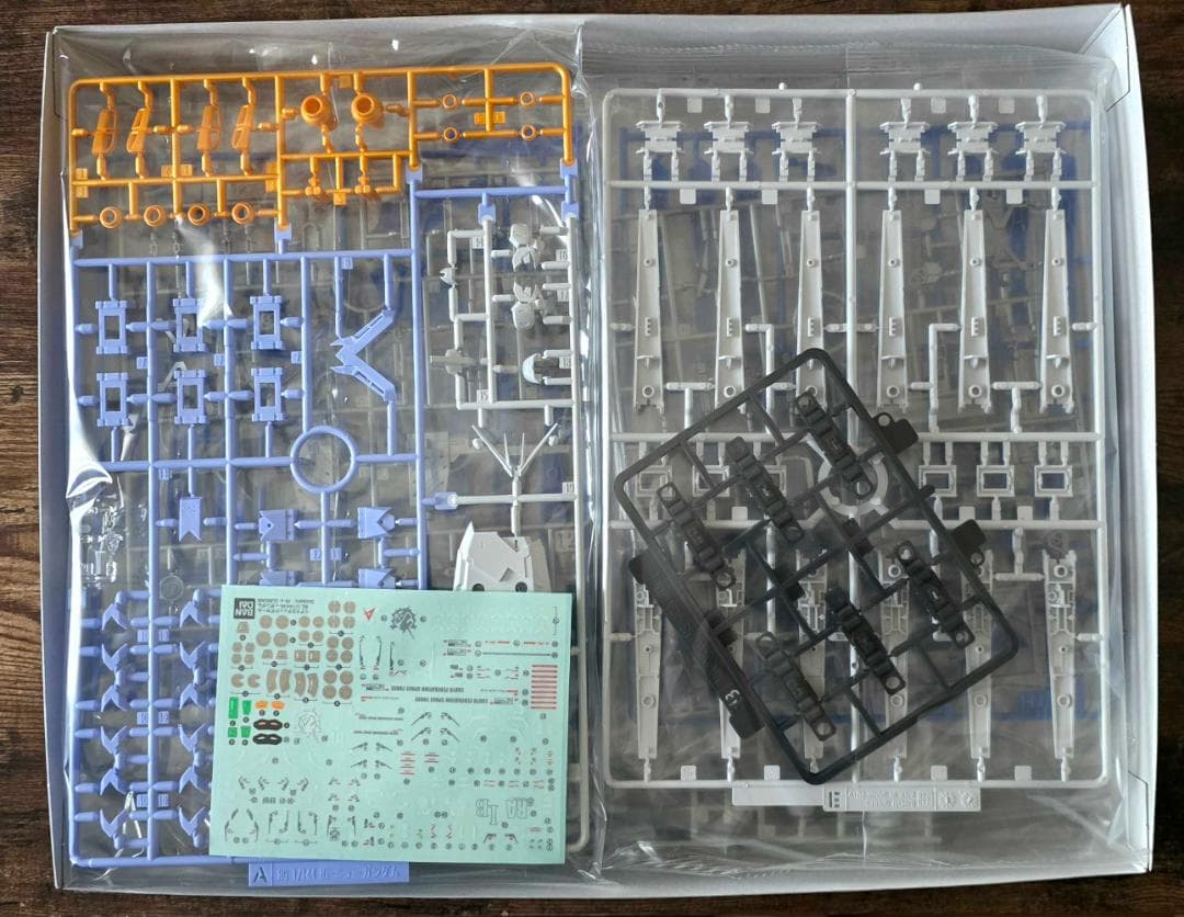 RG Hi-νガンダム ＆ RG νガンダム （ チタニウムフィニッシュ ）