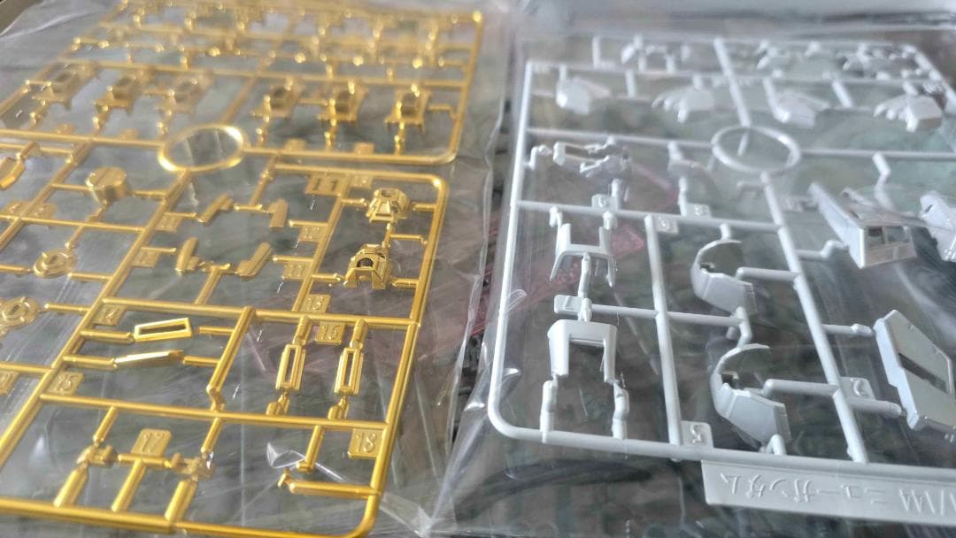 RG Hi-νガンダム ＆ RG νガンダム （ チタニウムフィニッシュ ）