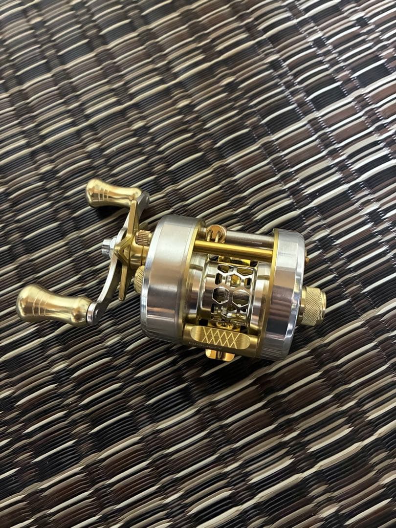 Aioushi AOS-511 C1 ベイトリール シルバー/ゴールド 左巻